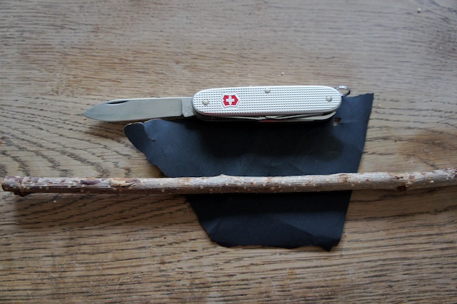 Alles für die selbstgeschnitzte Häkelnadel: Ein gerader Ast, Schweizer Taschenmesser und Schleifpapier. Foto (c) Kinderoutdoor.de