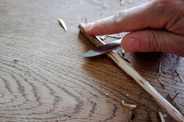 Eine Häkelnadel mit Rinde? Geht gar nicht! Deshalb, weg mit der Rinde. Foto (c) Kinderoutdoor.de