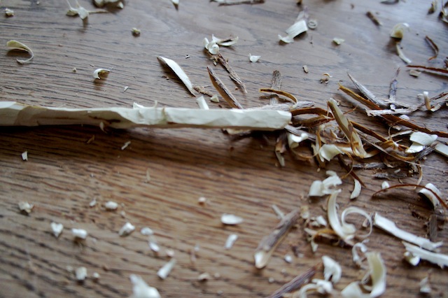 Vorne die Häkelnadel dünner schnitzen. Foto: (c) Kinderoutdoor.de