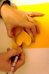 Mit dem Stift zeichnet Ihr die Ausstechform nach. Foto: (c) Kinderoutdoor.de