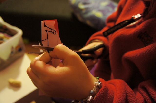 Jetzt schneidet Ihr den Puppenkörper aus. Wir haben das Papier zusammengefaltet und bekommen so eine gleichmäßige Figur. Foto. (c) Kinderoutdoor.de