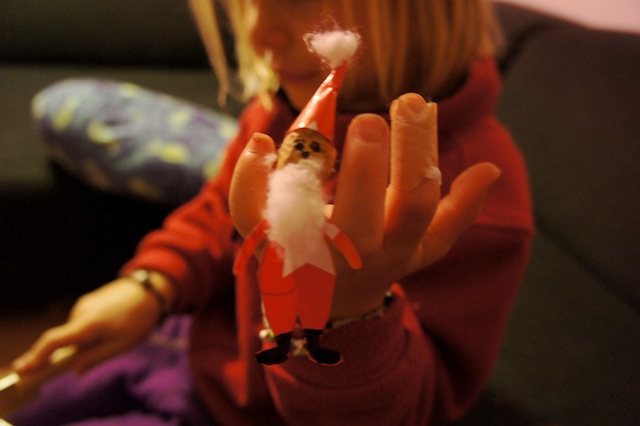 Fertig ist die Fingerpuppe! Mit mehreren könnt Ihr kleine Kasperlstücke aufführen. Foto(c) Kinderoutdoor.de