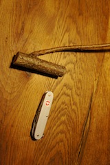 Ja, richtig gesehen! Das ist alles! Für unsere Holzschnitzereien braucht ich wenig Material. Eine Astgabel und ein Taschenmesser.  Foto (c) Kinderoutdoor.de