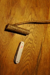 Ja, richtig gesehen! Das ist alles! Für unsere Holzschnitzereien braucht ich wenig Material. Eine Astgabel und ein Taschenmesser. Foto (c) Kinderoutdoor.de