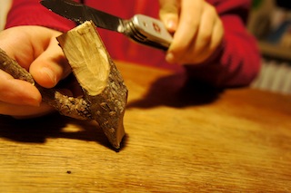 Nun schnitzt Ihr mit einer großen Kerbe an der Unterseite der Astgabel die Füße. Foto(c) Kinderoutdoor.de