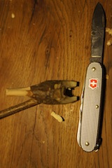 Nun schneidet Ihr aus der großen Kerbe ein Drittel heraus. Fertig sind die Beine vom Gockel. Foto: (c) Kinderoutdoor.de