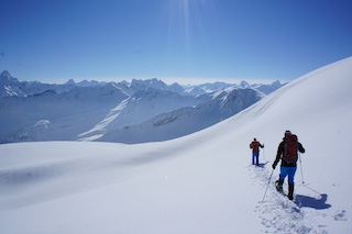 Schneeschuhe sind ideale Begleiter im alpinen Gelände, aber auch in der verschneiten Ebene. Foto: (c) Kinderoutdoor.de