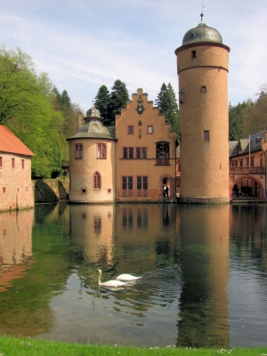 Das Märchen von Wilhelm Hauff "Das Wirtshaus im Spessart" wurde auch im Schloss Mespelbrunn verfilmt. Foto: (c) zaubervogel / pixelio.de