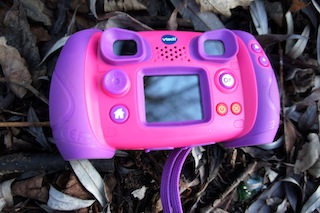 Einfache Bedienelemente aber ein zu kleines Display. Das ist die Vtech Kidizoom. Foto: (c) Kinderoutdoor.de