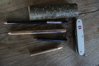 Schnitzen wir einen Schneemann: Dazu braucht Ihr nur ein Stück Haselnuss, ein Taschenmesser und Farbstifte. Foto (c) Kinderoutdoor.de