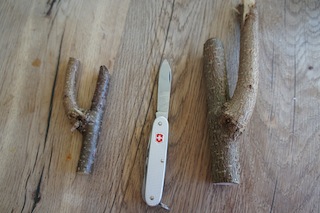 T&H: Taschenmesser und Holz. Mehr braucht Ihr nicht um einen Spatzen zu schnitzen. Foto (c) Kinderoutdoor.de