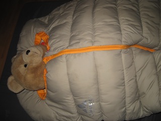 Im Kinderschlafsack Charlie von Vaude fühlt sich selbst Bärli wohl. Foto (c) Kinderoutdoor.de