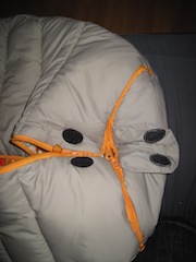 Mit den drei Reißverschlüssen lässt sich der Kinderschlafsack mit wenigen Handgriffen in eine Krabbeldecke verwandeln. Foto (c) Kinderoutdoor.de