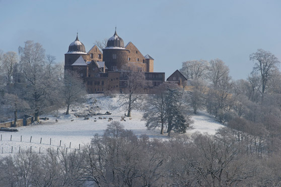 Ein Märchen auch im Winter: Die Sababurg in Nordhessen. Foto: (c) Paavo Blåfield GrimmHeimat NordHessen - Tourismus - Regionalmanagement Nordhessen GmbH