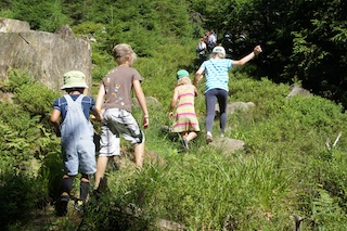 Alle in den Wald zur Schnitzeljgad! Foto (c) Kinderoutdoor.de