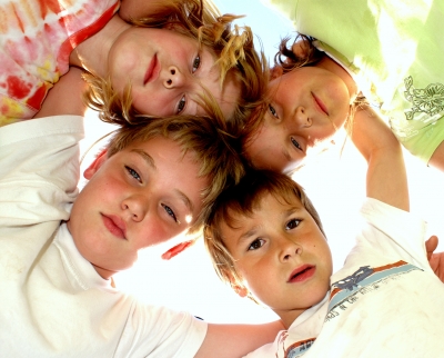 Kindergeburtstag Spiele fordern die kleinen Gäste heraus. "Schiri, wir wissen wo Dein Auto steht!" Foto (c) S. Hofschlaeger / pixelio.de