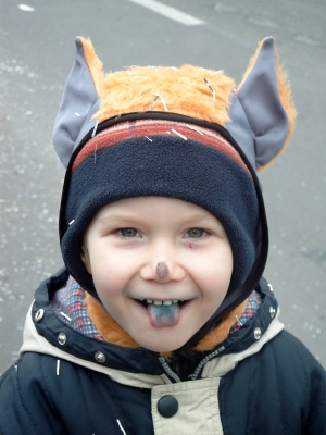 Beim Fledermaus-Spiel orientieren sich die Kinder nach den Geräuschen von einem Mitspieler. Foto(c) Sabine Geißler / pixelio.de
