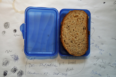 Hurra! Das Pausenbrot ist wieder da und zwar unversehrt! Foto (c) Georg Schierling / pixelio.de