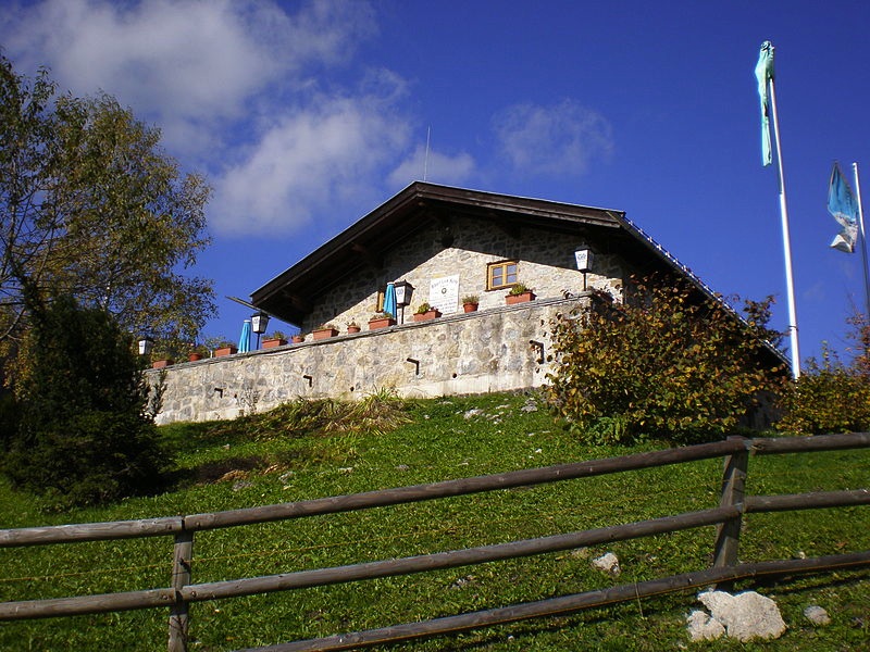 Eine Berghütte wie aus dem Bilderbuch! Die Albert-Link-Hütte am Spitzingsee Foto: Krika; Wikipedia.de Lizenz: Creative Commons by-sa 3.0 de