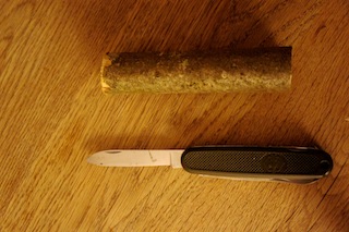 Beim Schnitzen lernen benötigt Ihr ein Stück frisches Haselnussholz und ein Taschenmesser. Foto (c) Kinderoutdoor.de