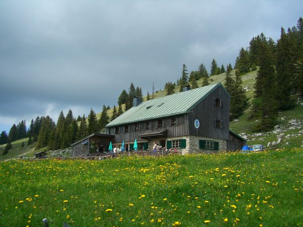 Die Riesenhütte bei Frasdorf. Mit der Aufstiegsralley geht es ohne Quengeln hinauf. Foto: (c) Michael Mertel,Wikipedia.de Lizenz: Creative Commons by-sa 3.0 de