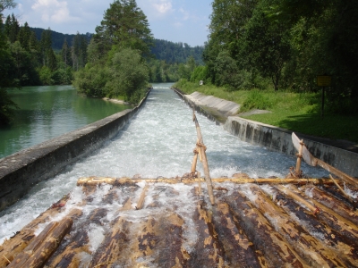 Mit dem Floß geht´s bergab! Ein Abenteuer sind die Floßrutschen auf der Isar Foto (c) Birgit Winter / pixelio.de