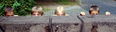 Kinder bei der Schatzsuche: Ob hinter dieser Mauer was zu finden ist? Foto (c) Stephanie Hofschlaeger / pixelio.de