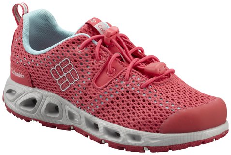 Und geht schön ins Wasser! Der Drainmaker II ist ein idealer Schuh zum Spielen am Wasser. Foto (c) Columbia Sportswear