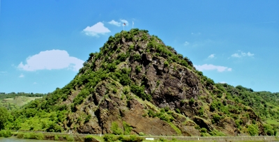 Über den Rheinsteig zum bekanntesten Felsen des Landes: Die Loreley. Foto (c) Gerhard Rolinger / pixelio.de
