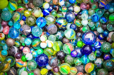 Manche Kinderspiele sind schon tausende von Jahren alt: Mindestens seit 5.000 Jahren spielen Kinder mit Murmeln. Foto (c) Rosi v. Dannen / pixelio.de