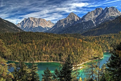 Die Zugspitze. Knapp am 3.000er vorbei ist sie der höchste Berg Deutschlands und Bayerns. Foto (c) Martin Gebhardt / pixelio.de
