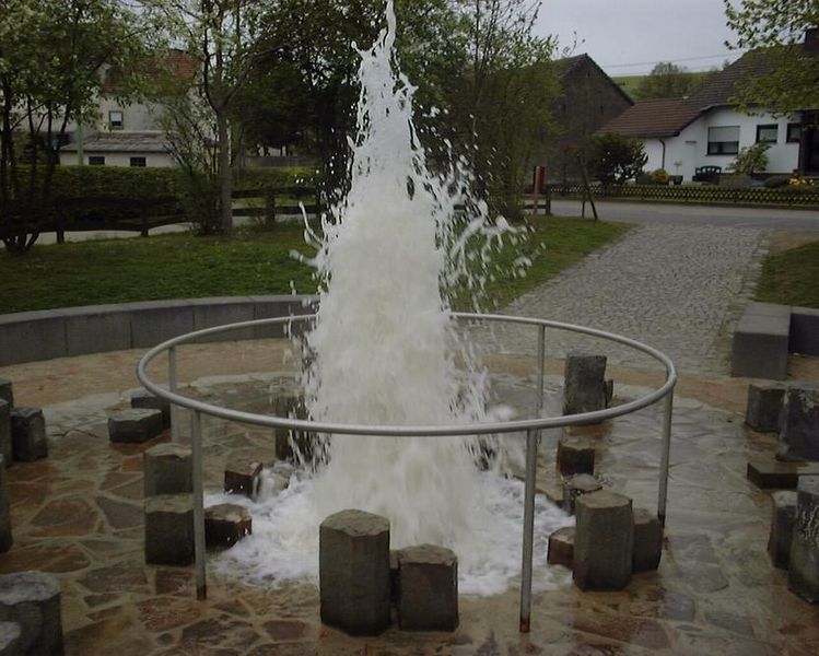 Das ist kein Springbrunnen, sondern ein Kaltwasser Geysir. Der Brubbel befindet sich in der Vulkaneifel. Foto (c) Walter Koch at de.wikipedia Creative Commons Attribution-Share Alike 3.0 Unported license.