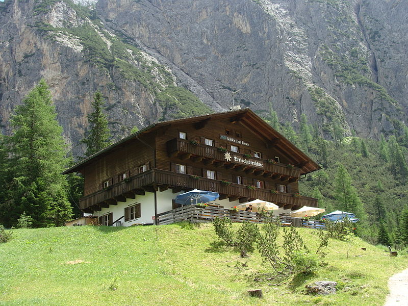Südtirol wie man es sich vorstellt: Eine urige Hütte vor einer Bergkulisse. Die Dreischusterhütte ist in eine halben Stunde erreichbar.  Foto (c)  Steffen962, wikipedia.de