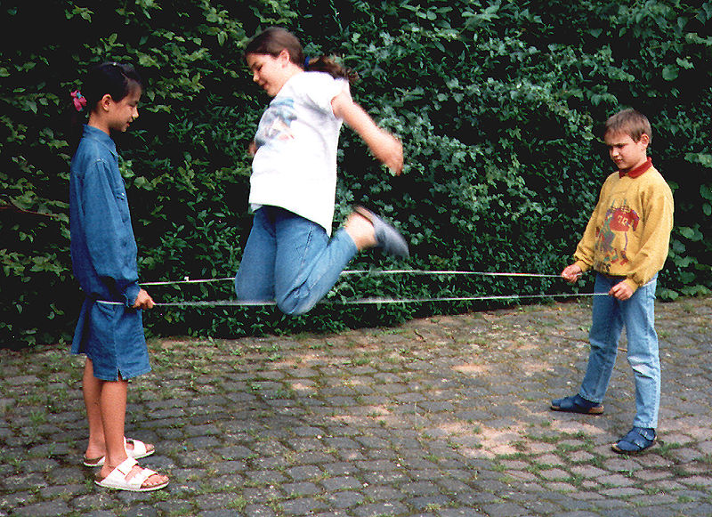 Kinderspiele die zeitlos sind: Gummitwist. Foto: (c) Werner; Lizenz: Creative Commons by-sa 3.0 de