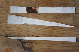 Nun schneidet Ihr Papierstreifen aus. Daraus entstehen später die Perlen. Foto (c) Kinderoutdoor.de