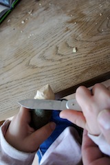 So ist es richtig beim Schnitzen: Die Klinge vom Körper wegführen. Foto (c) Kinderoutdoor.de
