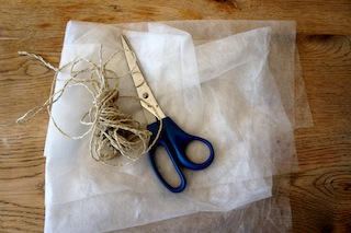 Basteln mit Papier: Unsere Materialliste ist, wie immer, übersichtlich. Foto (c) Kinderoutdoor.de