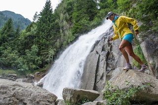 Lieber beim Laufen vor dem Wasserfall schwitzen, als beim Laufen einen Wasserfall schwitzen. Foto (c) La Sportiva