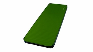Ein grünes Wunder mit der Isomatte erleben: Der Camping Spezialist Oase bietet in seiner neuen Kollektion Isomatten von 3 bis 7,5 cm Dicke an. Foto: (c) Oase Outdoors ApS