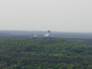Riesenchampions? Nein, das sind ehemalige Radarkuppeln auf dem Teufelsberg. Er ist der Mount Everst von Berlin Foto © fuxart – Fotolia.com