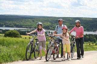 Eine Radtour auf historischen Wegen am Möhnesee. Foto (c) Möhnesee Touristik
