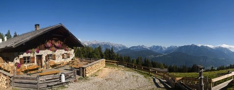 Die Oberhofer Melkalm bietet eine herrliche Panoramasicht auf das Inntal. Von hier aus führt der Oberhofer Höhensteig auf gesicherten Wegen in Richtung Sellraintal. Copyright: Innsbruck Tourismus