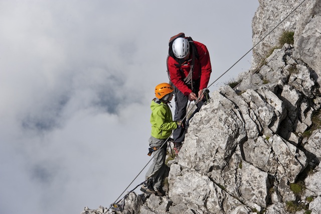 Klettern in der Via Ferrata. Wer geübt ist und die entsprechende Ausrüstung hat, kann sich in Tirol an die Klettersteige wagen. Foto (c) Udo Bernhart