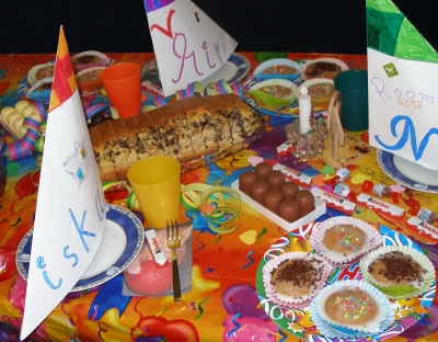 Partyrezepte für den Kindergeburtstag müssen nicht kompliziert sein. Foto (c) Claudia Hautumm / pixelio.de