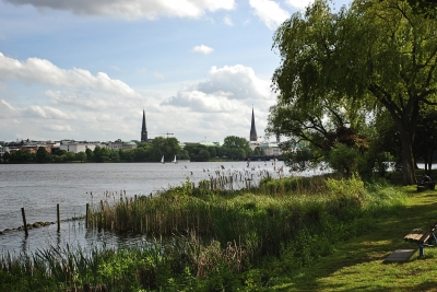 Paddeln auf der Außenalster von Hamburg. Auch ein Outdoor Tipp für Familien Foto (c) Bernd Sterzl / pixelio.de