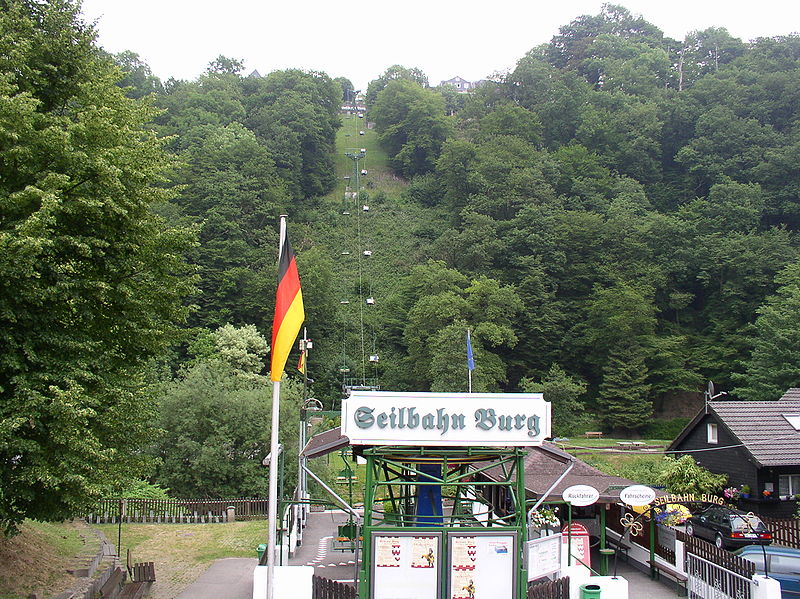 Die erste Seilbahn von NRW befindet sich in Burg und fährt zu Schloss Burg hinauf. Foto (c) Morty at de.wikipedia CC-BY-SA-2.0-DE.
