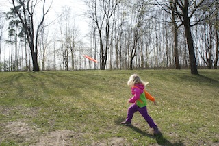 Mit Schwung beim Frisbee Golf gewinnen. Foto (c) Kinderoutdoor.de