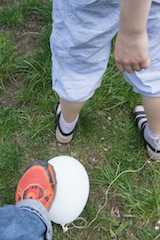 Ein Knaller beim Geburtstag: Ballon jagen. Foto (c) Kinderoutdoor.de