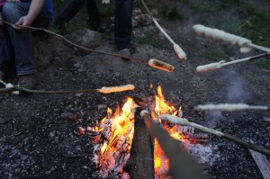 Unser Stockbrot Rezept im Frühling: Frische Kräuter bringen richtig Geschmack! Foto (c) Kinderoutdoor.de