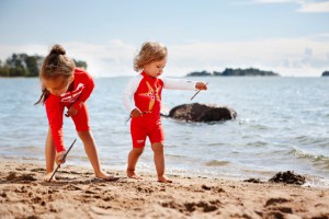 Sonnenschutzkleidung für die Kleinsten und niemand sieht wie ein paniertes Schnitzel am Strand aus. Foto (c) Reima